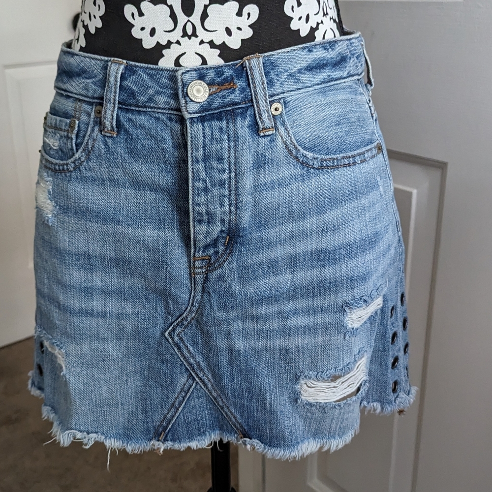 American eagle distressed jean skirt sz 4